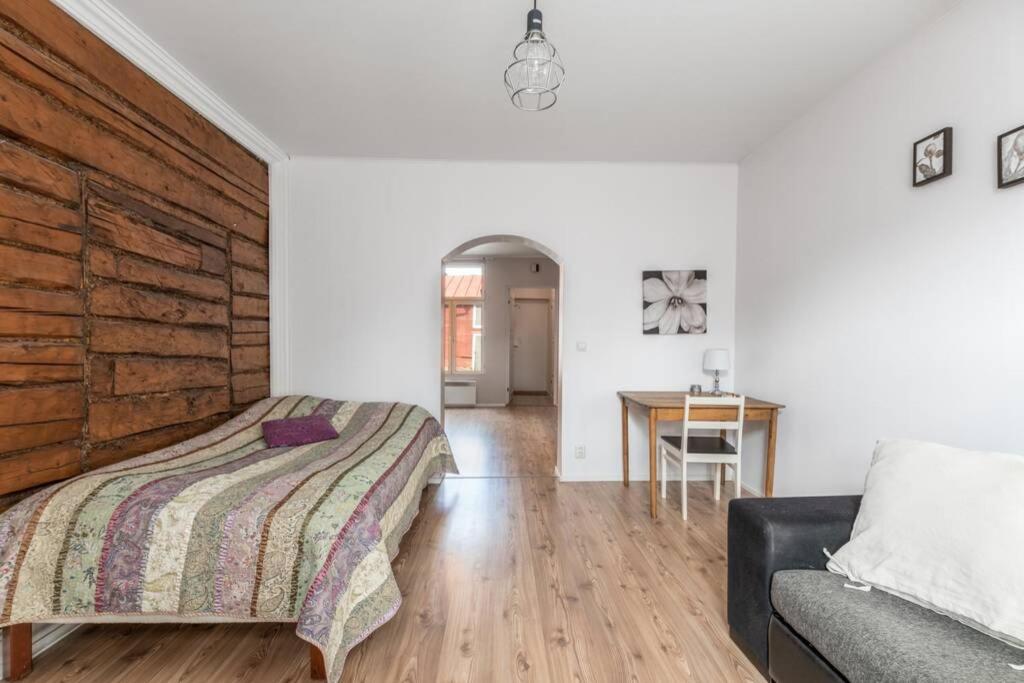 SELF-SERVICE apt 10 min from bus-&railway station, free bike! photo