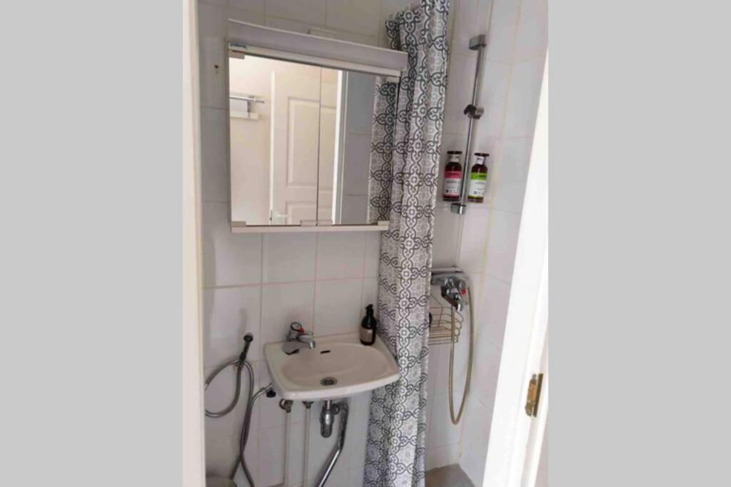 SELF-SERVICE apt 10 min from bus-&railway station, free bike! photo