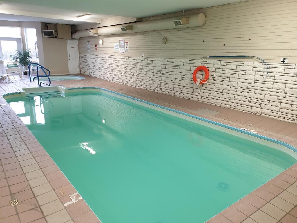 Riverland Inn & Suites photo