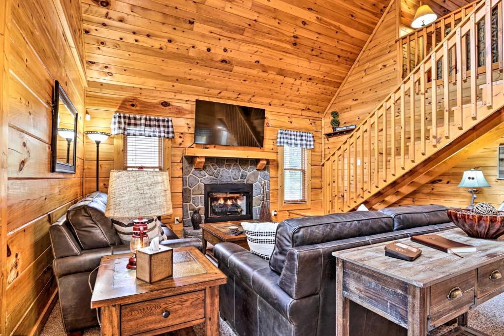 Homey Sevierville Cabin with Deck Near Pigeon Forge! 전경