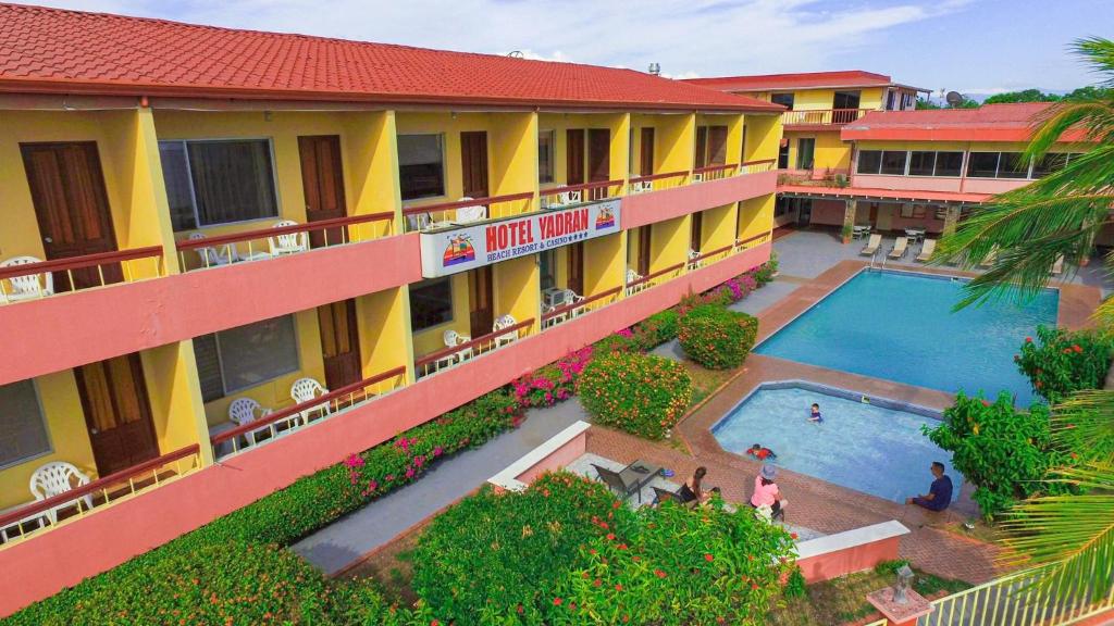 Swimming pool, Hotel Yadran Beach Resort in Puntarenas