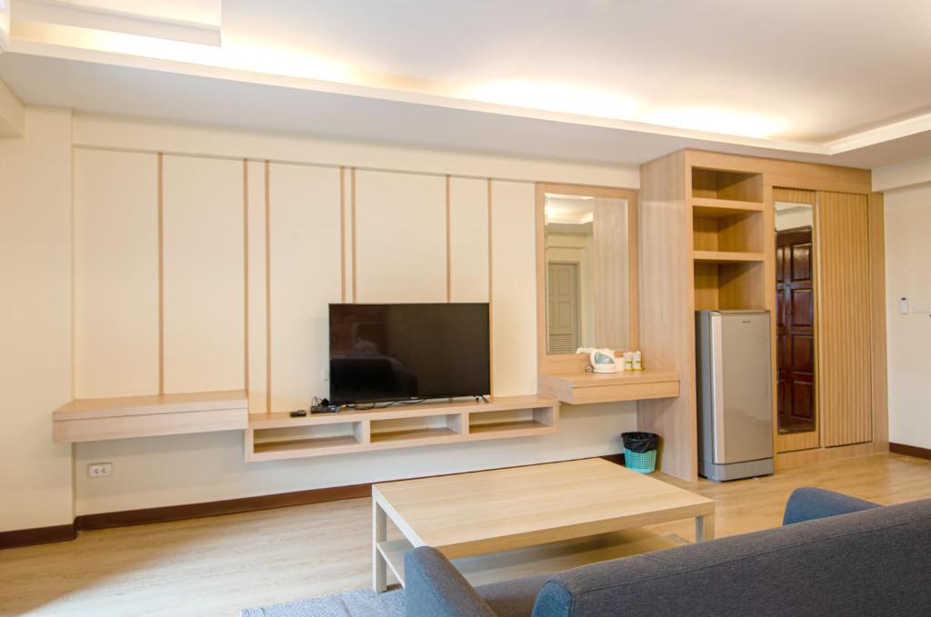 Shared lounge/TV area
