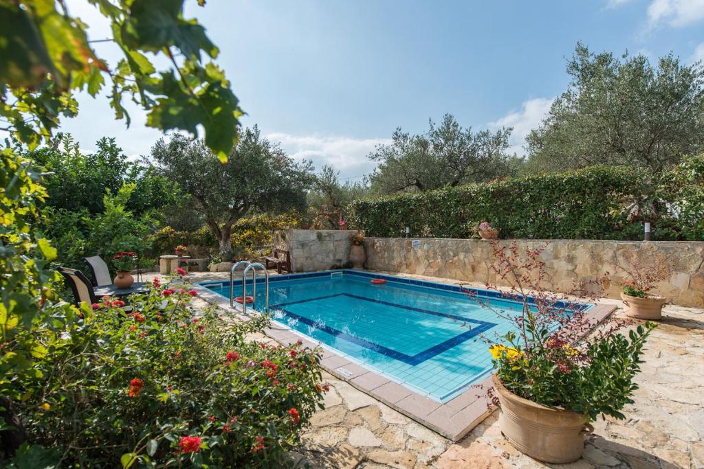 Villa Toula with pool Nr Armeni Crete 전경