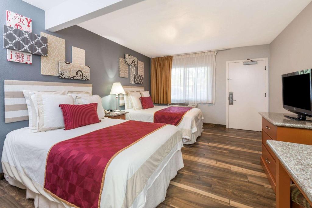 Ramada by Wyndham near SeaWorld Mission Beach photo