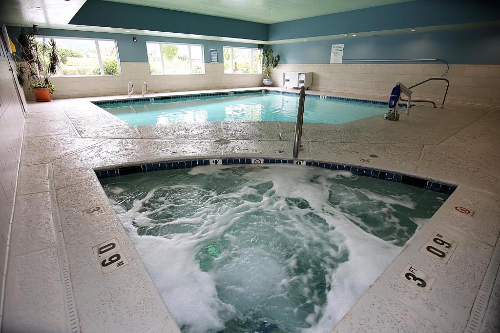 Holiday Inn Express Hotel & Suites Ashland photo