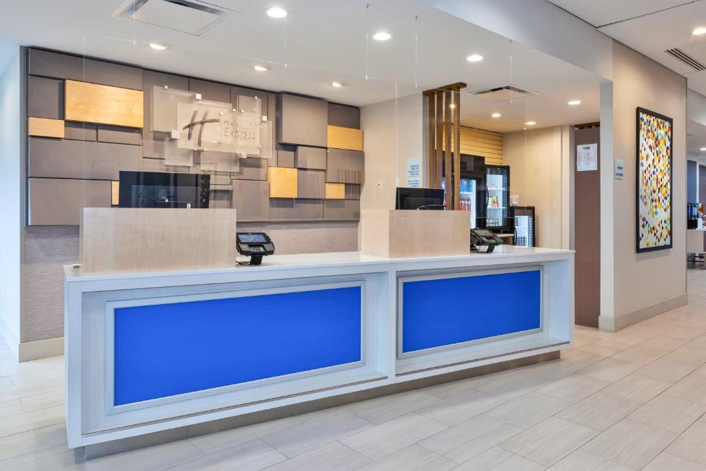 Holiday Inn Express and Suites Grand Rapids Airport- South photo