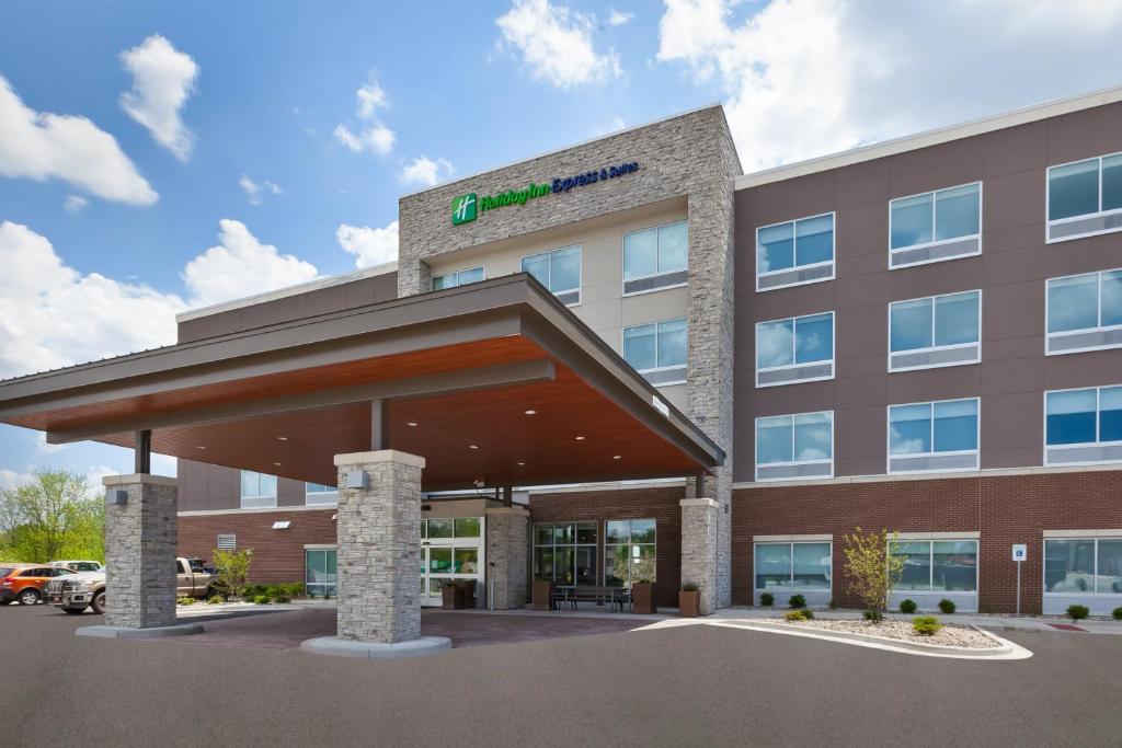 Holiday Inn Express and Suites Grand Rapids Airport- South photo