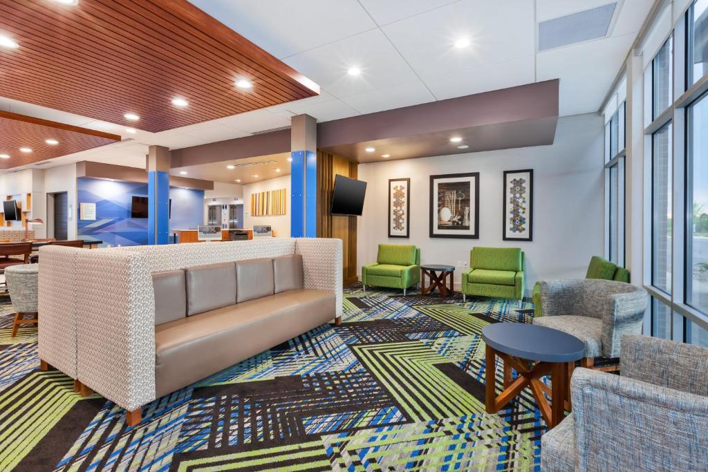 Holiday Inn Express and Suites Grand Rapids Airport- South photo
