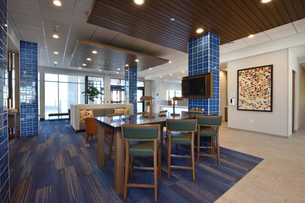 Holiday Inn Express & Suites Houston North - Woodlands Area photo