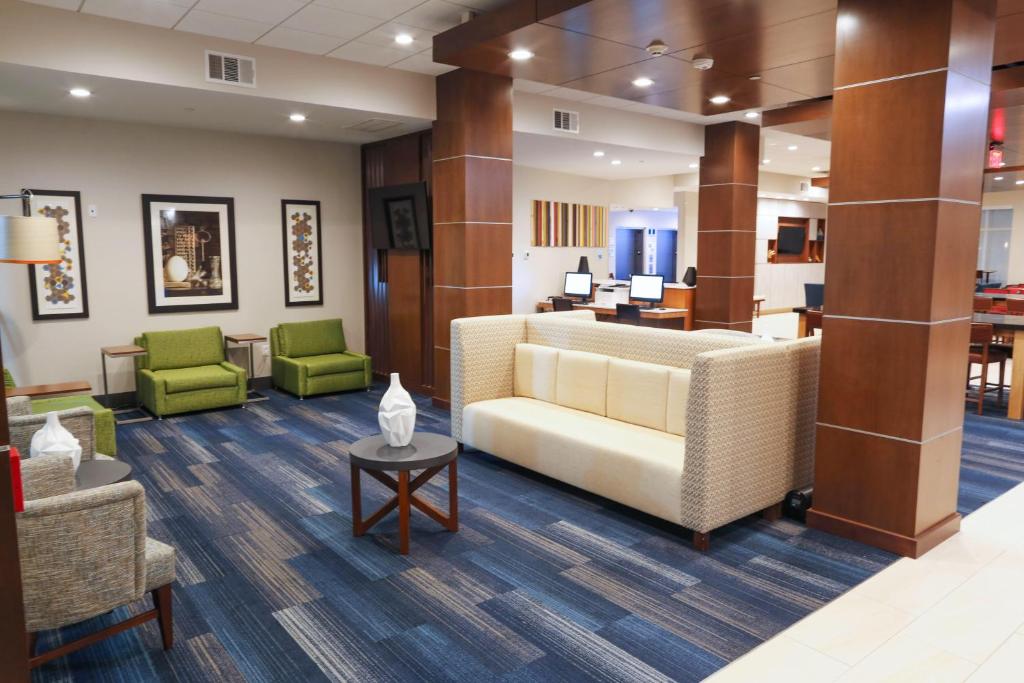 Holiday Inn Express & Suites Houston IAH-Beltway 8 photo