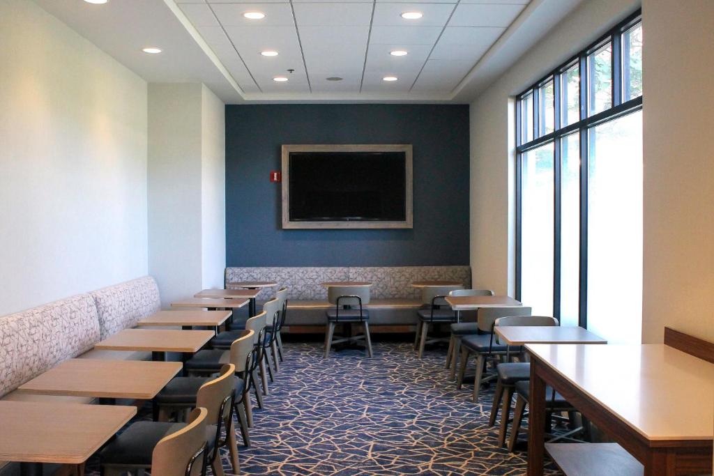Holiday Inn Express & Suites Cambridge by IHG 会議室