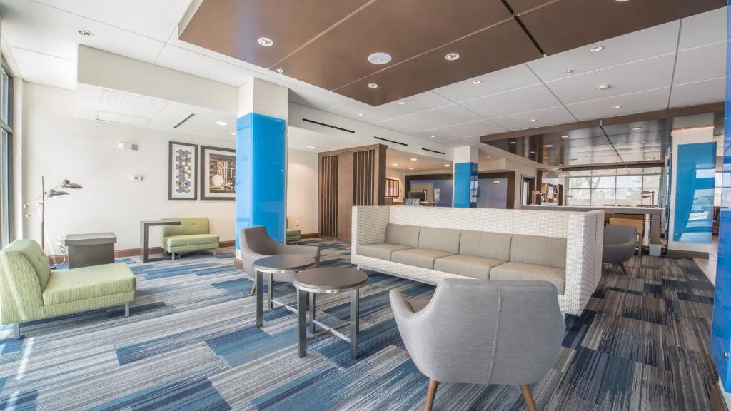 Holiday Inn Express & Suites Dripping Springs - Austin Area photo