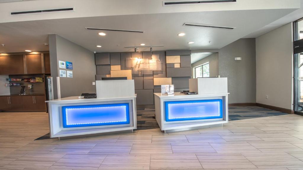 Holiday Inn Express & Suites Dripping Springs - Austin Area photo