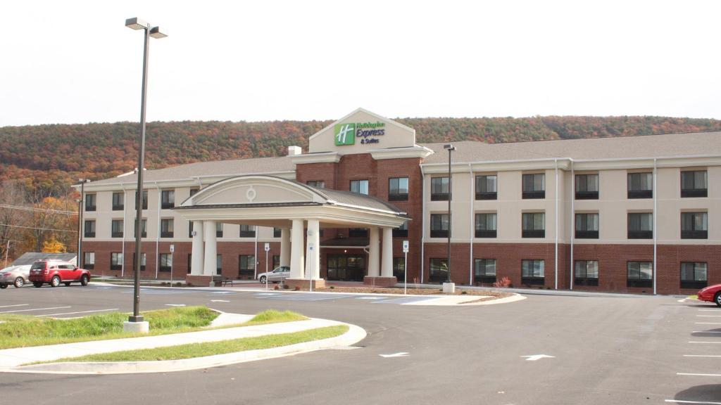 Holiday Inn Express & Suites La Vale/Cumberland photo