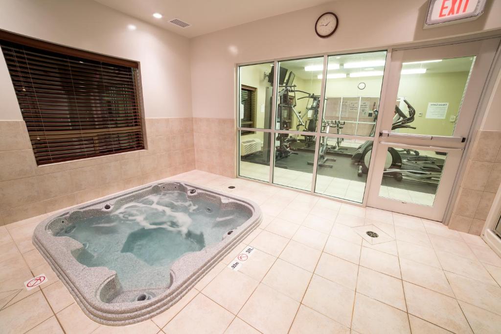 Holiday Inn Express & Suites Drayton Valley photo