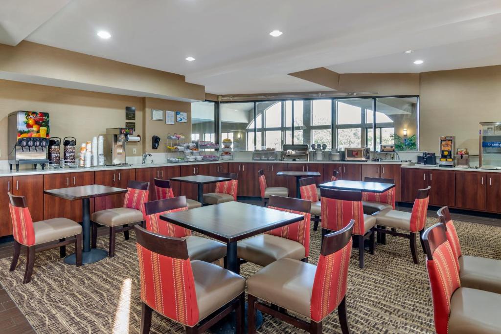 Comfort Suites Near Robins Air Force Base Photo 22