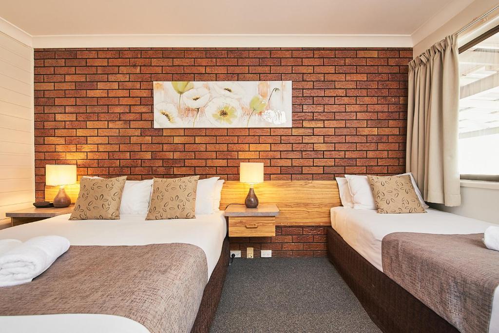 Ruthven Street Motor Inn photo