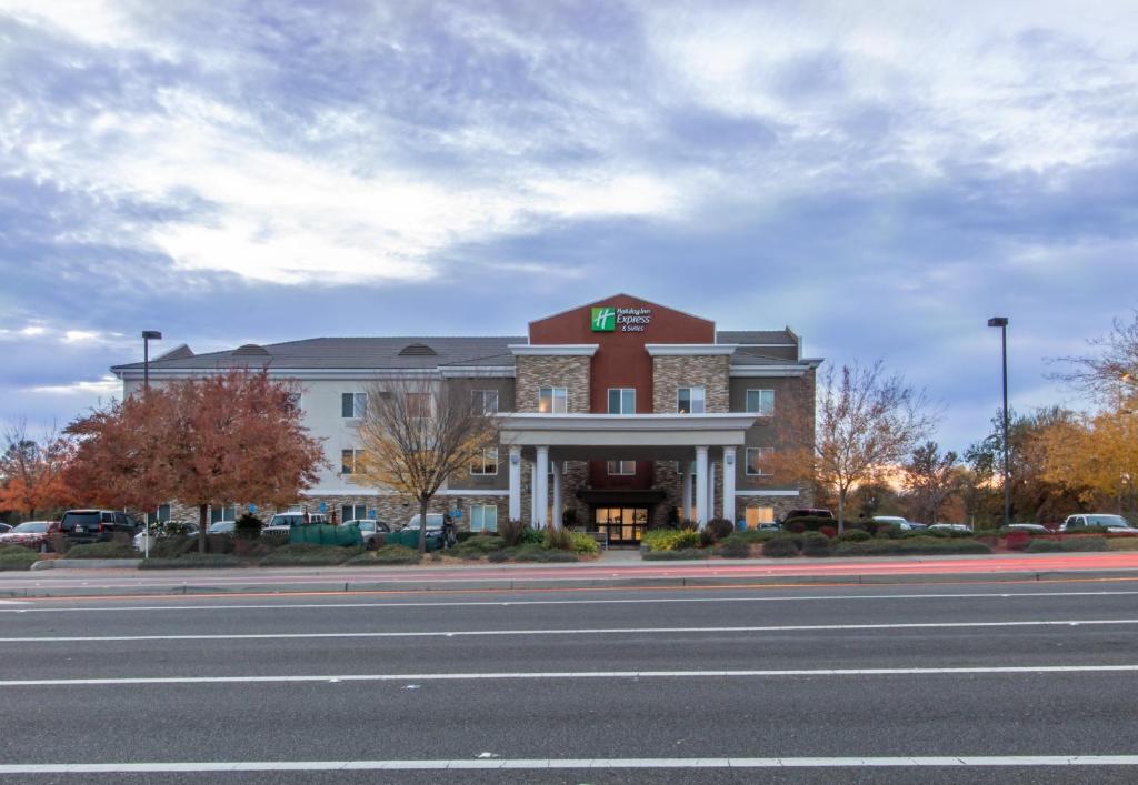 Holiday Inn Express Hotel & Suites Roseville - Galleria Area photo