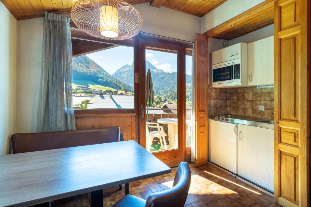 Balcony/terrace, Hotel Les Cotes, Residence Loisirs et Chalets in Morzine