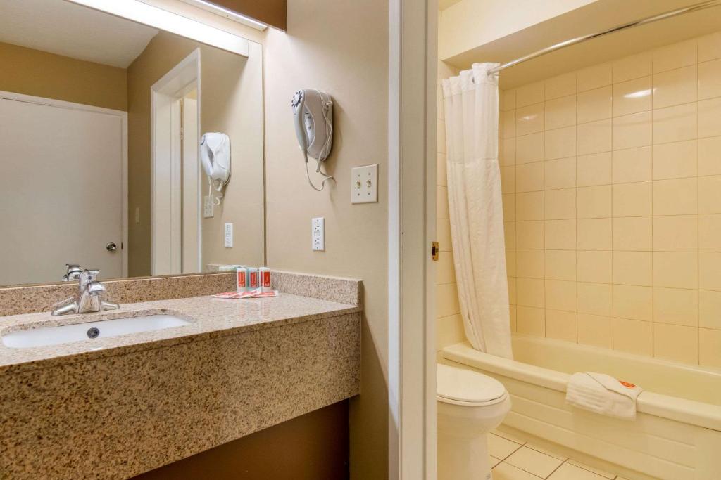 Comfort Inn & Suites Photo 27
