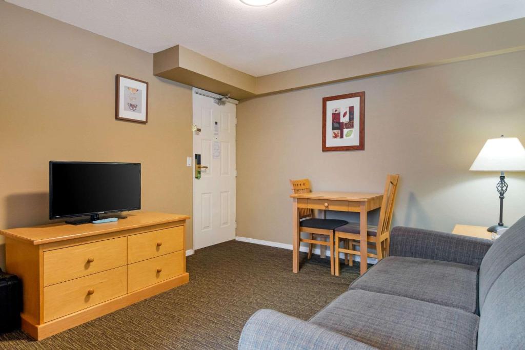 Comfort Inn & Suites Photo 35