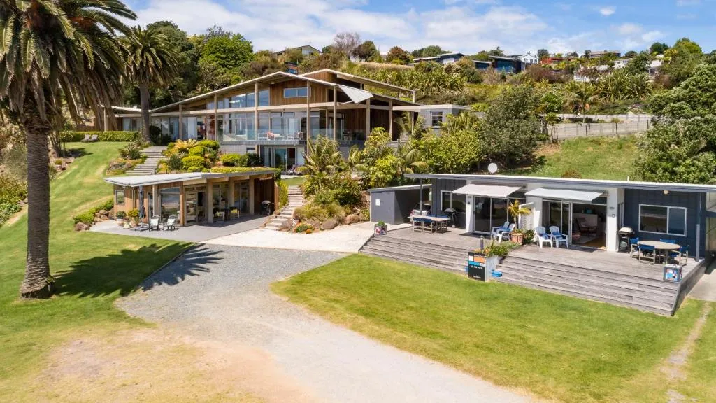 Golden Sand Beachfront, Cable Bay Stays, Cable Bay, Northland，位于库珀海滩的酒店