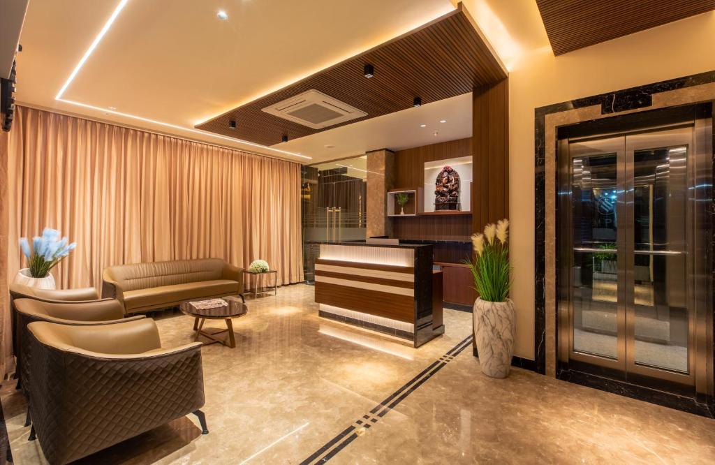 Hotel M Pro Palace Mysore - 12 Minutes to Mysore Palace フロント・ロビー