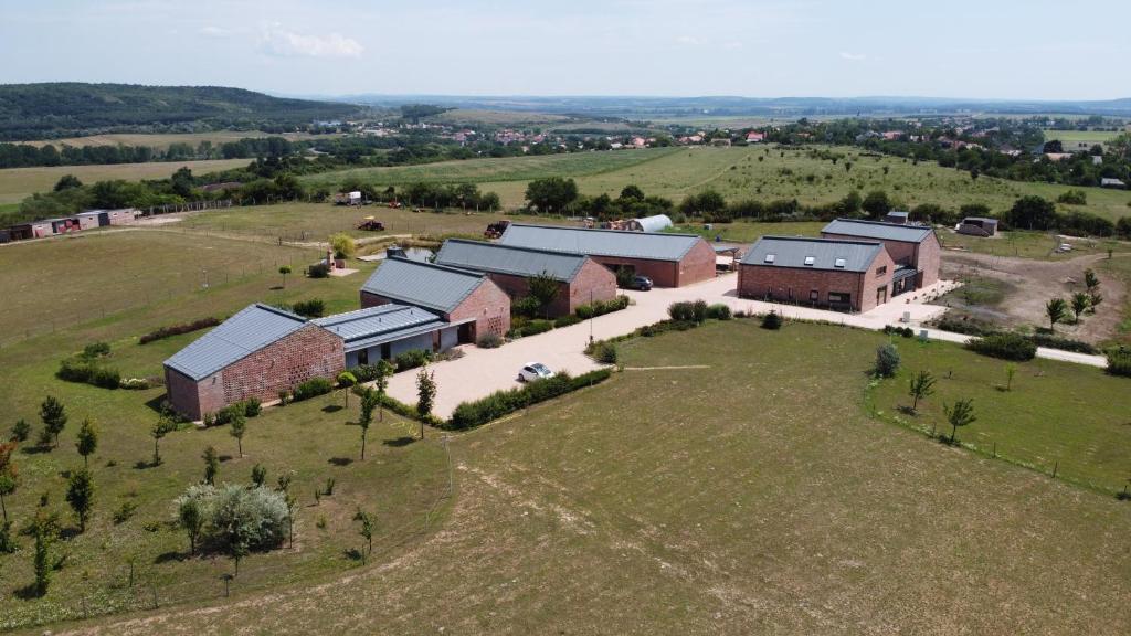 Öregtölgy Apartman, Szár