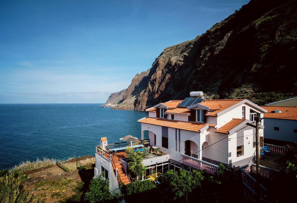 Cecília's House, Bed & Breakfast Calheta