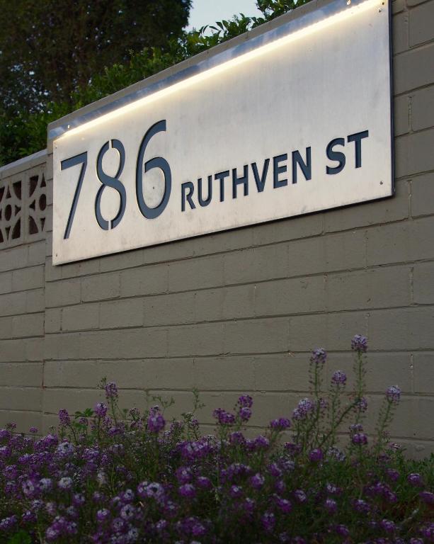 Ruthven Street Motor Inn photo
