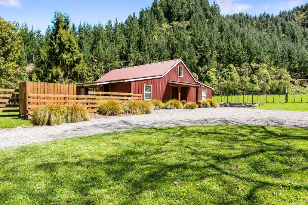 The Red Barn - Lake Okareka Holiday Home, Rotokawa
