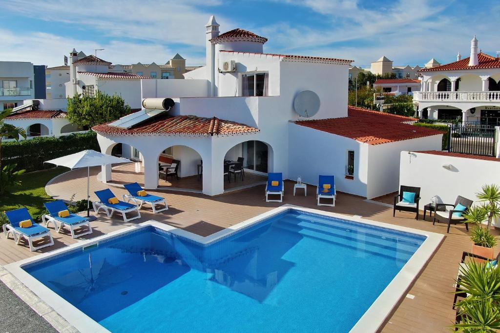 Villa Francella- Relaxing holidays in an ideal location — Hotel in Albufeira