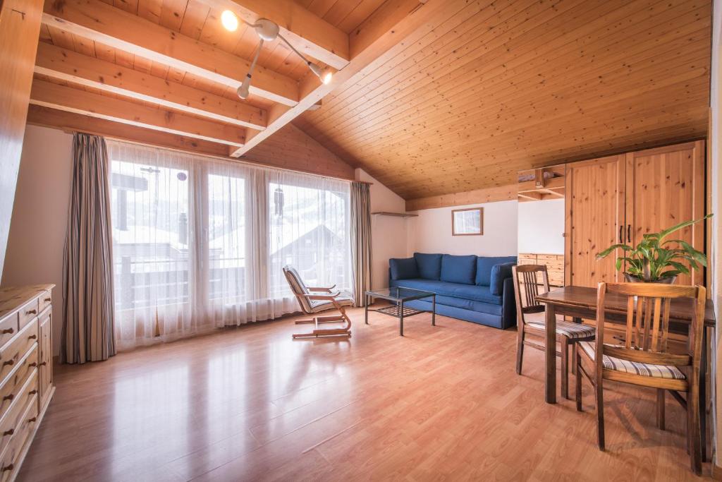 Central Wengen Wonderland: Mezzanine Studio for 4 - 1