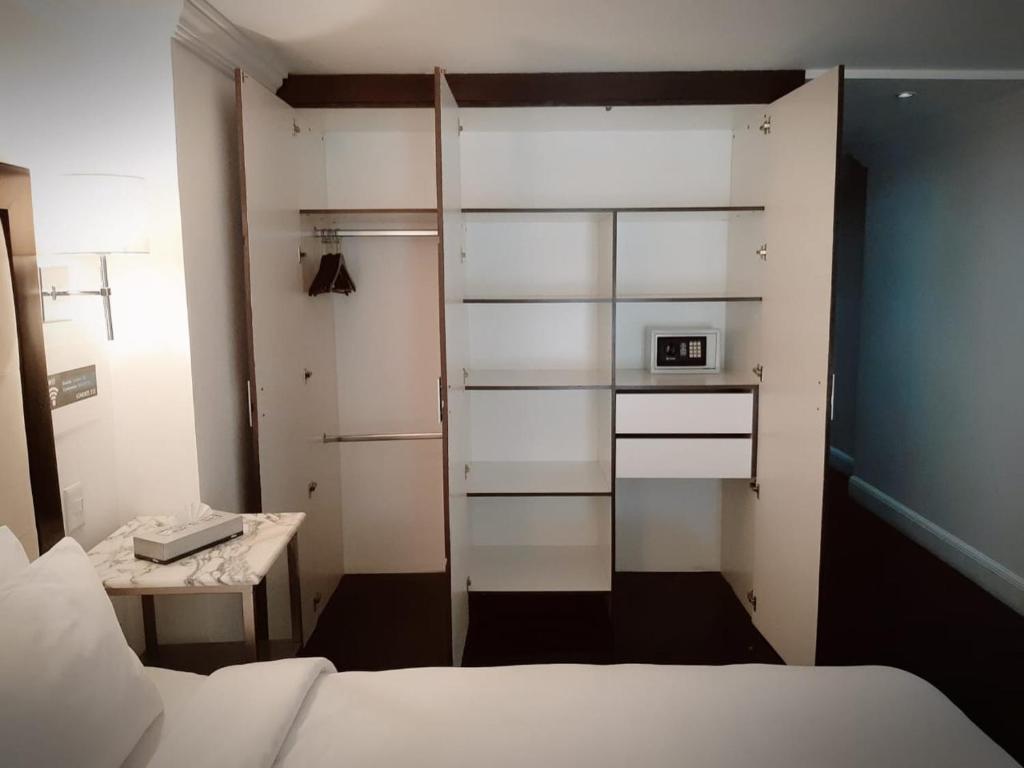 SUITES LONDRES 212 photo