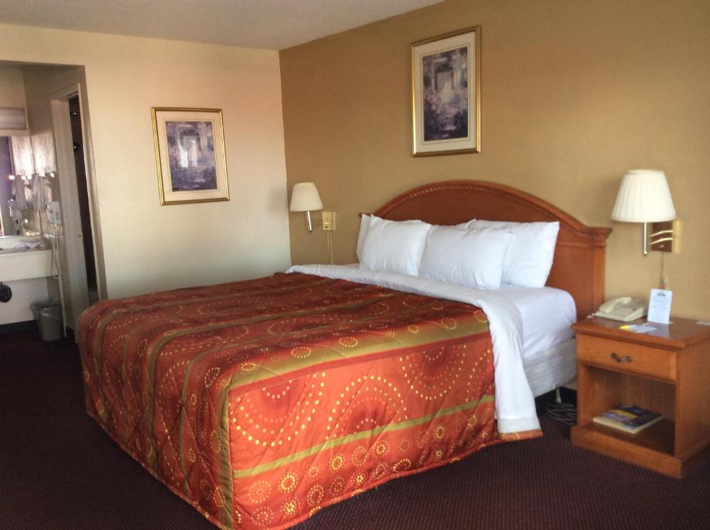 Days Inn by Wyndham San Bernardino Near San Manuel Casino photo