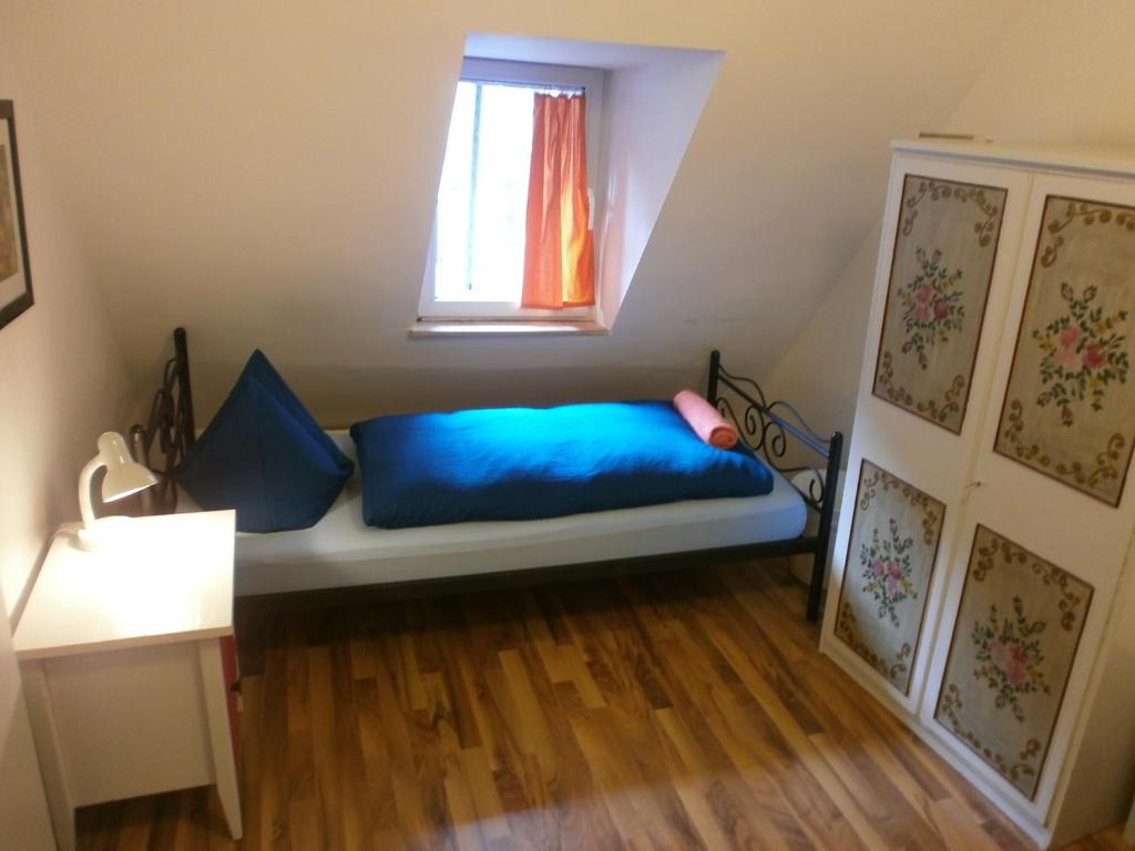 Szoba kétszemélyes ággyal vagy 2 külön ággyal - közös használatú fürdőszobával