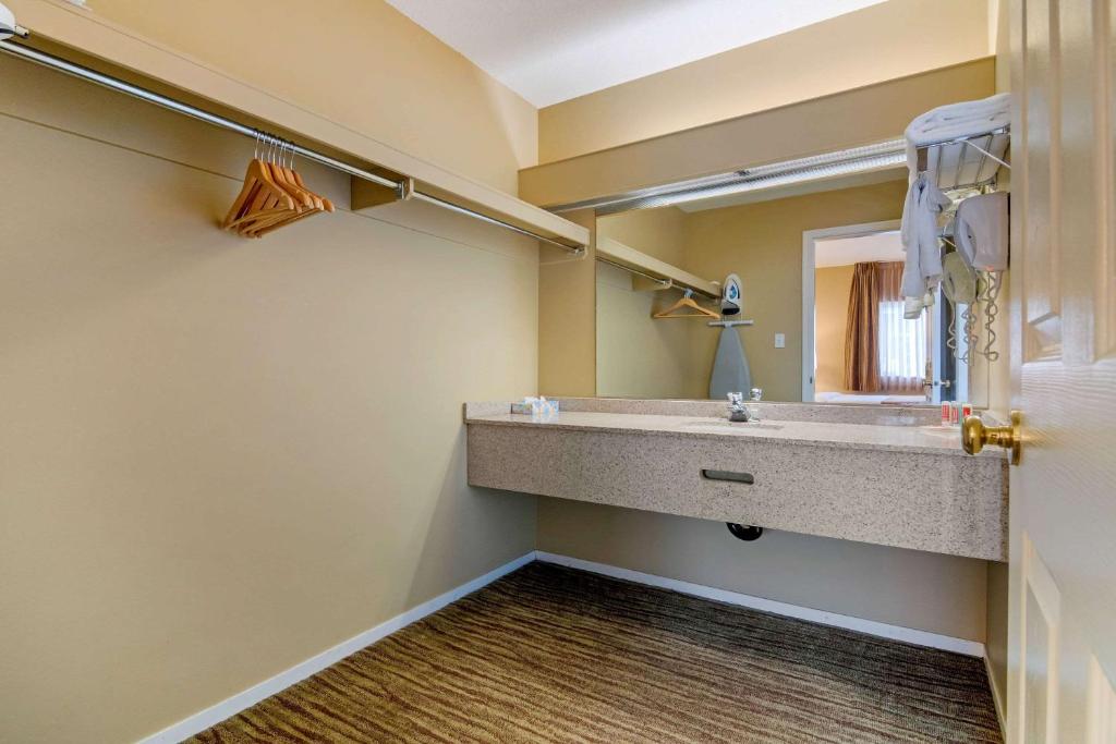 Comfort Inn & Suites Photo 38