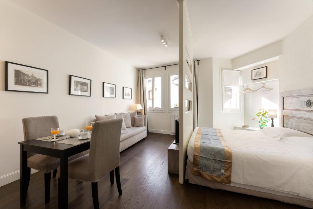 Novella Goldoni Suite-by Florence Concierge - 3