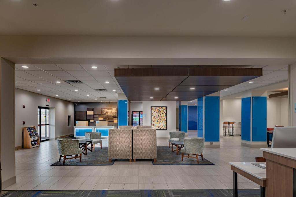 Holiday Inn Express & Suites N Waco Area - West photo