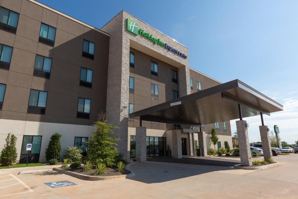 Holiday Inn Express And Suites Kingfisher photo