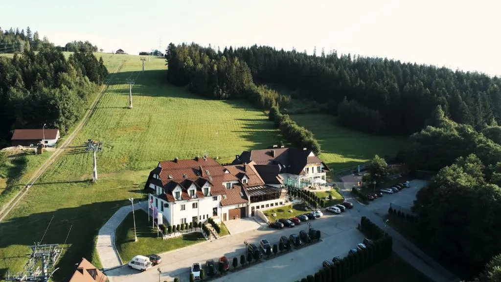 Kompleks Beskid z basenem i stokiem narciarskim - blisko Babiej Góry，位于斯派特克维瑟的酒店