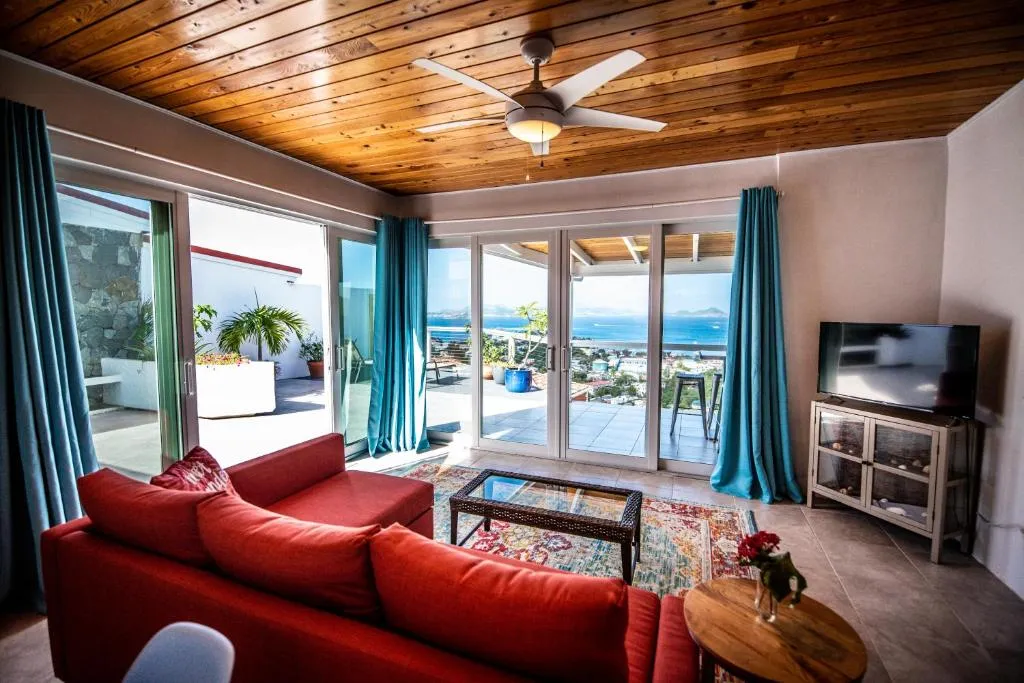 Fantastic Penthouse at Sunset Serenade Suites, Hotel in Enighed