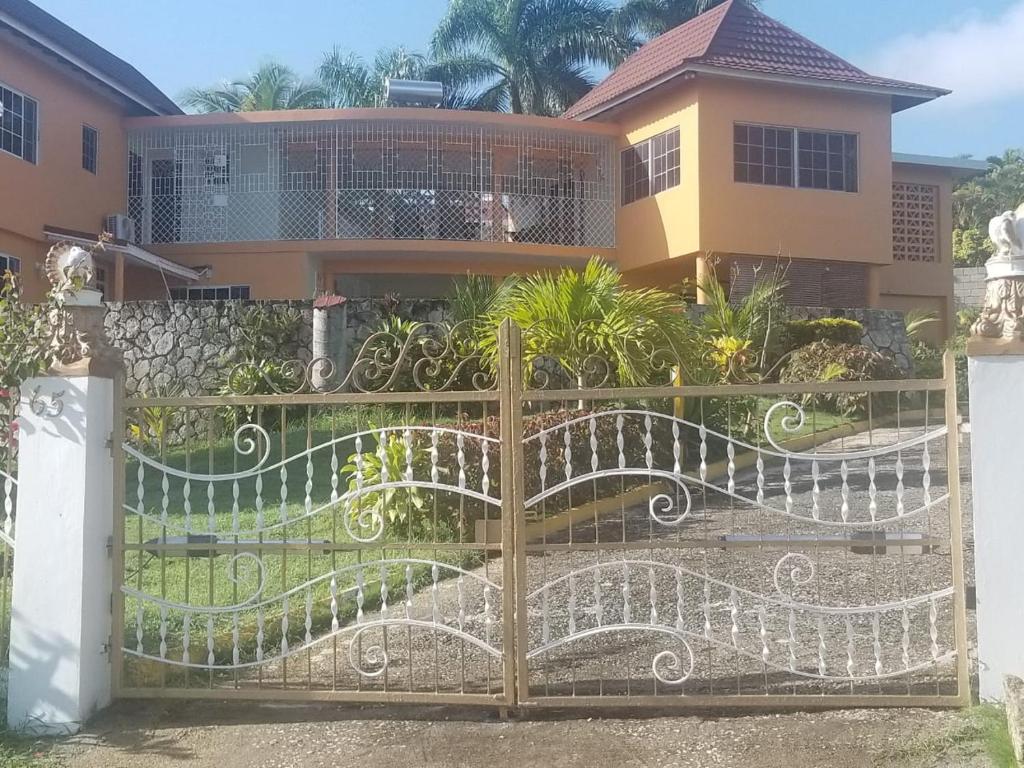Chaudhry Holiday House Montego Bay — Hotel in Montego Bay