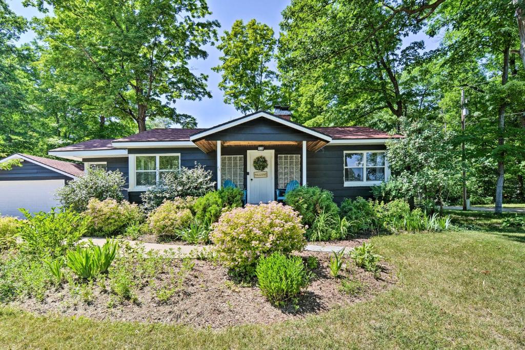 Modern Dog-Friendly Bungalow Near Shanty Creek!