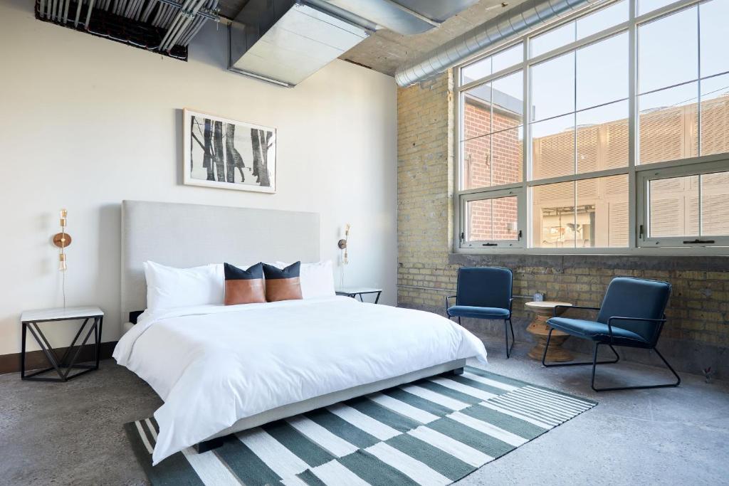 Sonder at MAX photo