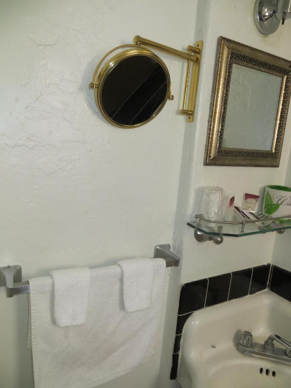 El Trovatore Motel photo