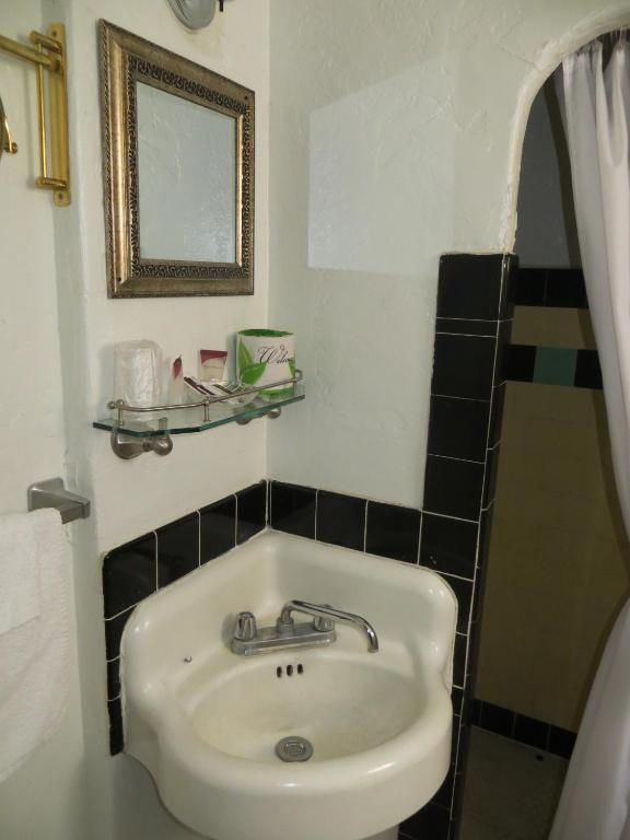 El Trovatore Motel photo