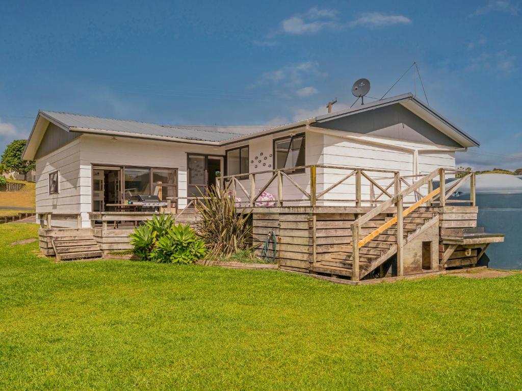 Key to Whangapoua - Whangapoua Holiday Home, Whangapoua