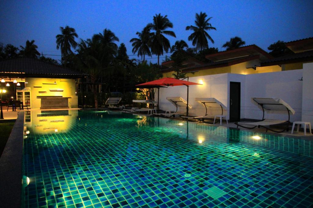 Swimming pool