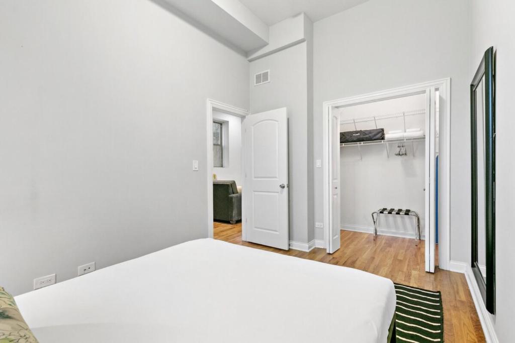 Minimalist 2BR Logan Sq Apt close to Train & Store - Milwaukee 2 photo